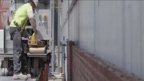 这是美国研发的一款超牛砌砖机器人,这还让农民建筑工咋活